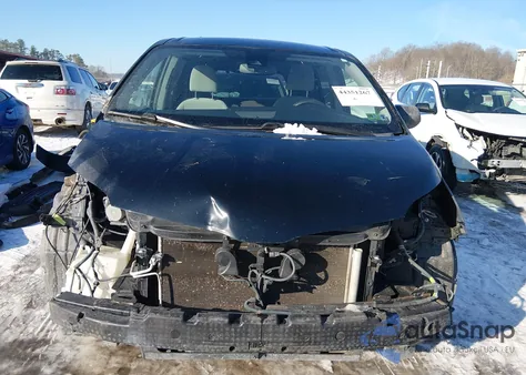 2019 Toyota Sienna Le 7 Passenger z USA, uszkodzony, nr VIN 5TDJZ3DC4KS212660